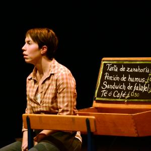 Fotografía de ¿Por qué John Lennon lleva falda? - La Palabra Teatro