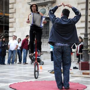 Fotografía de Arte en la calle - La mona y el boquerón